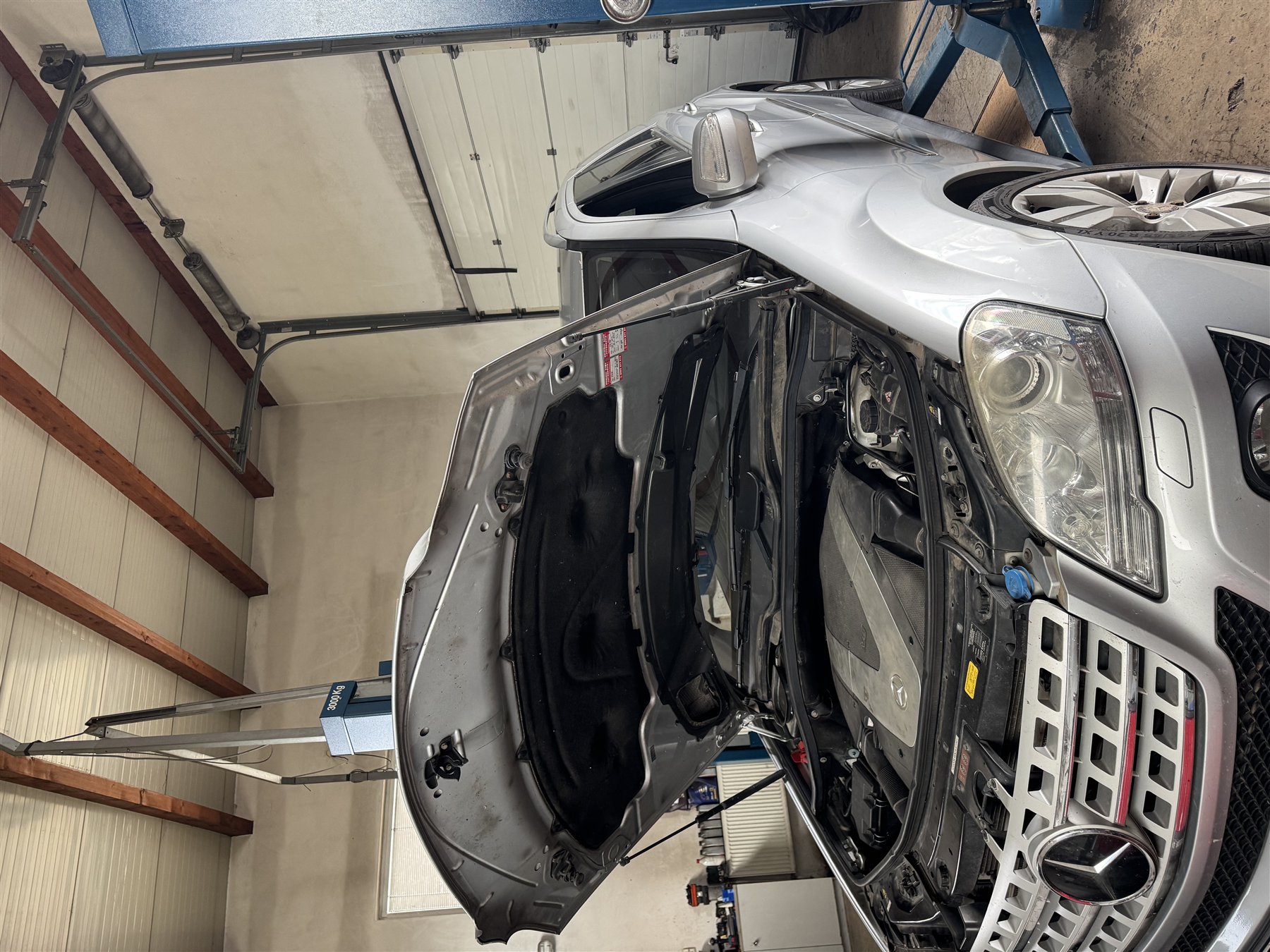 Kontrola motorového priestoru vozidla v dielni